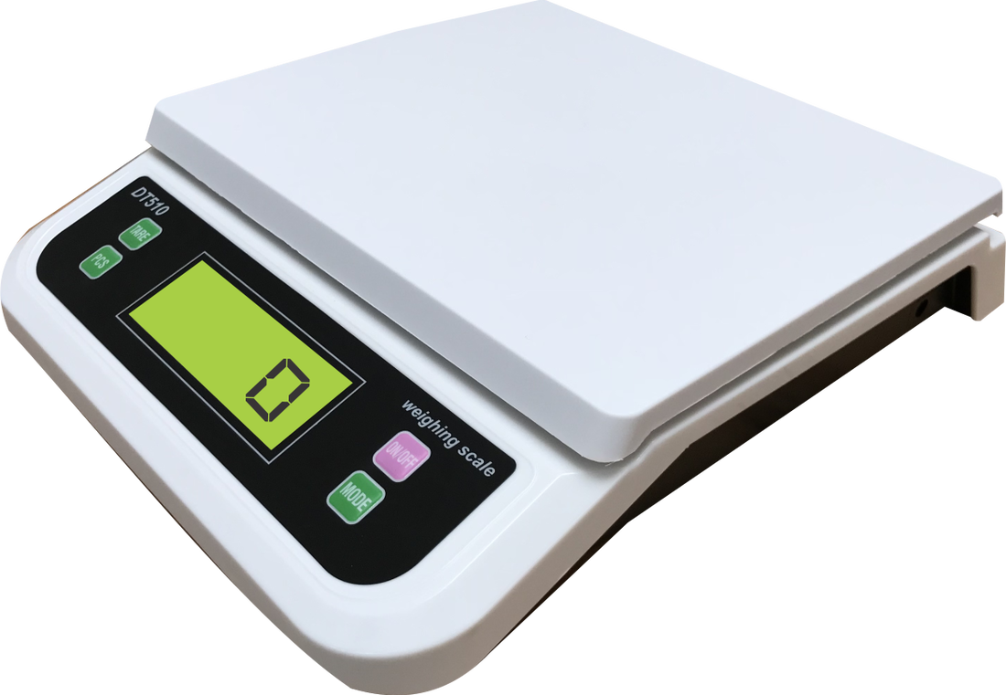 Gramera digital DT-510 10kg pesando un paquete pequeño